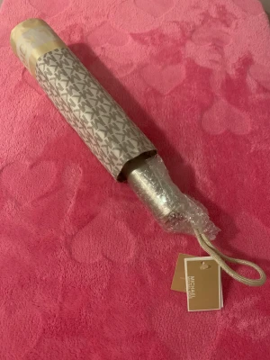 Michael Kors paraply - Nytt och oanvänt