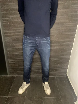 Jack & Jones jeans - Jack & Jones jeans med diskreta slitningar framtill och bakfickor med enkel design. Jeansen är knappt använda och är därmed i nyskick 