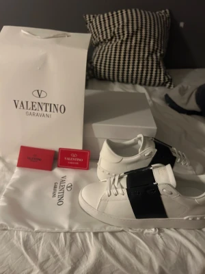 Valentino open vitt svarta - Säljer mina valentino open då de it passar mig aldrig använda.