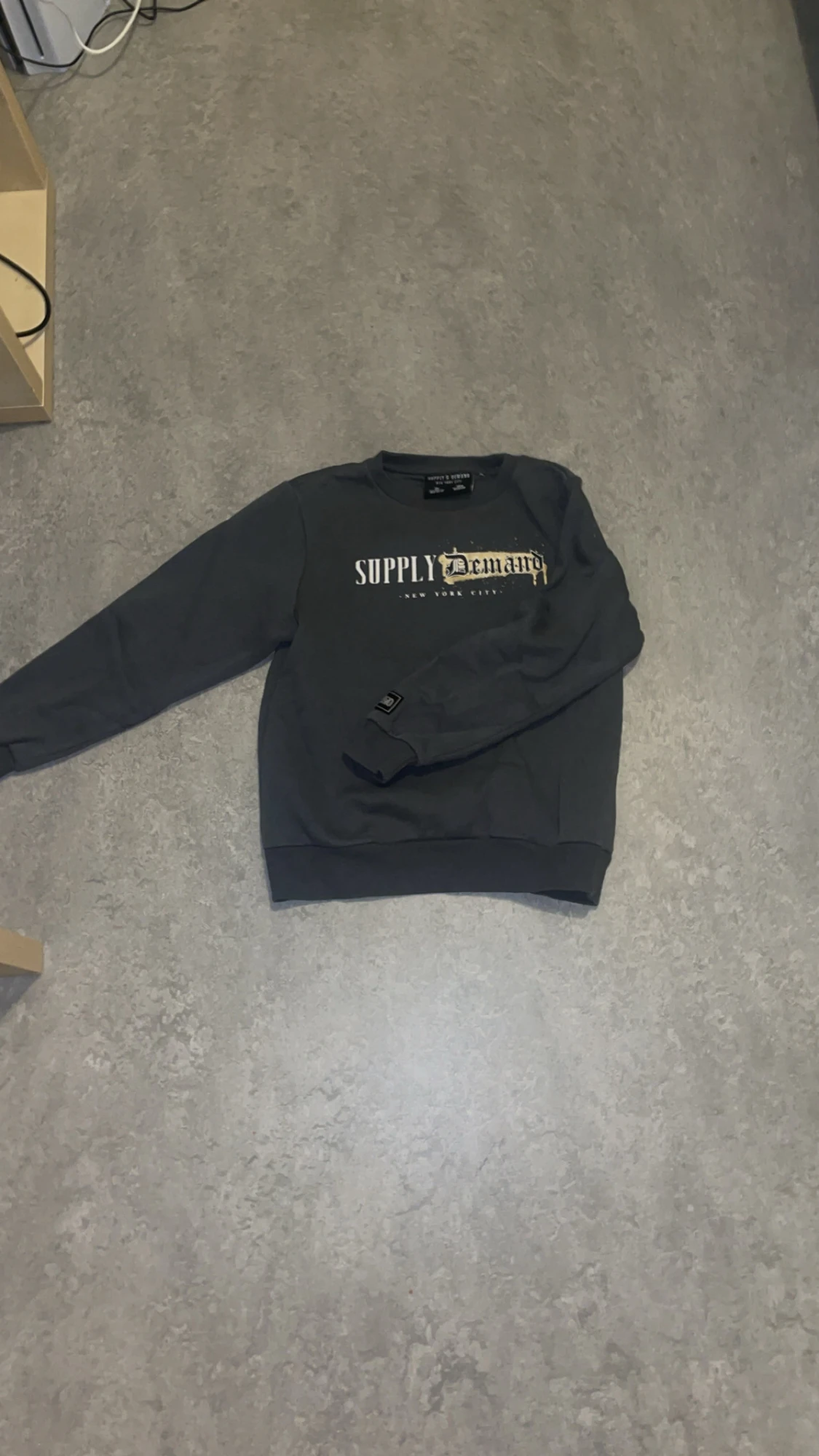 Grå sweatshirt från märket Supply & Demand storlek 10 - 12
