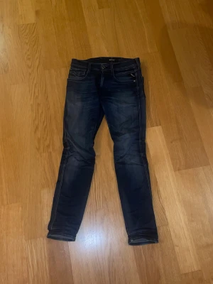 Mörkblå replay jeans  - Fina jeans i bra skick. 29/32. Modell-Anabass