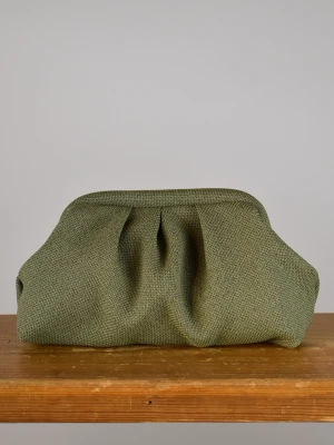 Clutchväska  - Clutchväska, perfekt till fest och vardag.  Denna väskan är gjord av grönt möbeltyg på utsidan och grått möbeltyg på insidan.  Innuti finns en ficka där du kan lägga småsaker och du stänger enkelt med clutch ramen.  Clutchram ca 18cm bredd, bredd nertill ca 25cm, höjd ca 15cm. 