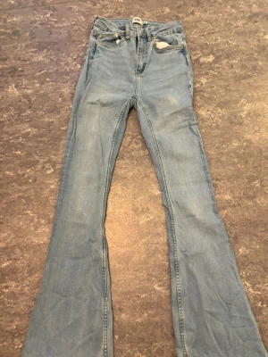 Bootcut ljusblå jeans från 157 - Snygga ljusblå jeans med bootcut från 157. Jeansen är tillverkade i mjukt denim och har en stilren look som passar till sneakers eller boots.