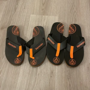 Jägermeister flippflopp  - ❌DE TILL VÄNSTER ÄR SÅLDA❌Flippflopps som är nästintill oanvända. Står ingen storlek men de till höger är nog 43-44. Ett par för 25💗