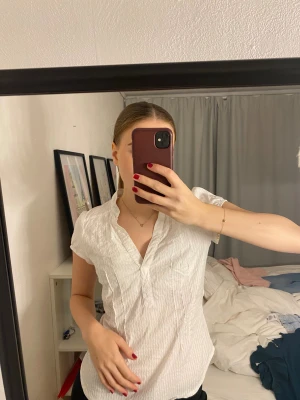 Skjortblus - Säljer denna fina vita blus från h&m storlek L 
