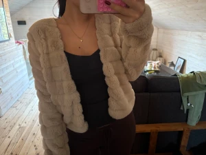 Beige fluffig pälsjacka - En super söt pälsig jacka!! Jätte trendig o perfekt för utekvällar 🧸 