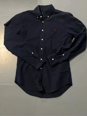 Mörkblå skjorta från Ralph Lauren - Mörkblå skjorta från Ralph Lauren perfekt nu inför julen! Slim fit! 