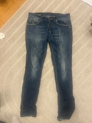 Blå Dondup jeans - Dondup jeans i modellen george i väldigt fint skick. Vid fler frågor eller bilder är det bara skriva.