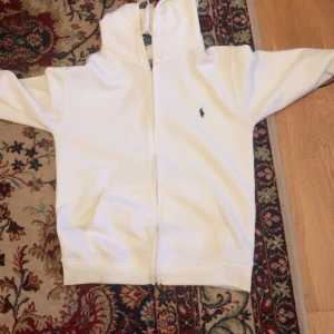 Vit hoodie från Polo Ralph Lauren - Knappt använd haft den i någon vecka bara