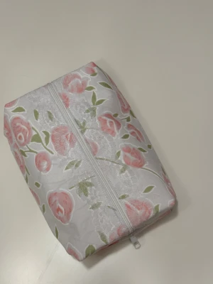 Handgjord necessär av second hand tyger - En handgjord necessär utav second hand tyger. Unik, hållbar och perfekt för att samla alla dina vardagsfavoriter i väskan. Fodrad och stängs med dragkedja. Endast ett unikt exemplar.                  Instagram: secondstitch.bymatilda 💕