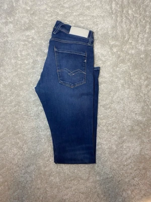 Mörkblå Replay Anbass jeans - Skick 9/10, inga defekter. |Storlek W31 L32| Modell Anbass vilket är slimfit| Gåva ingår vid köp!