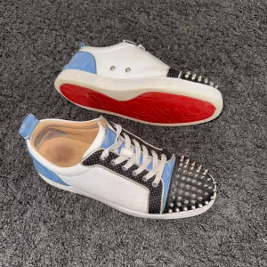 Louis Junior Spikes Orlato  - Säljer dessa Louboutins i storlek 44.  Condition - 7/10 Allt OG medföljer, kvitto, låda & dustbags  Kom PM vid eventuella frågor! (Saknas 7 spikar, det finns länk till extraspikar som kostar ish 100kr för 10x)