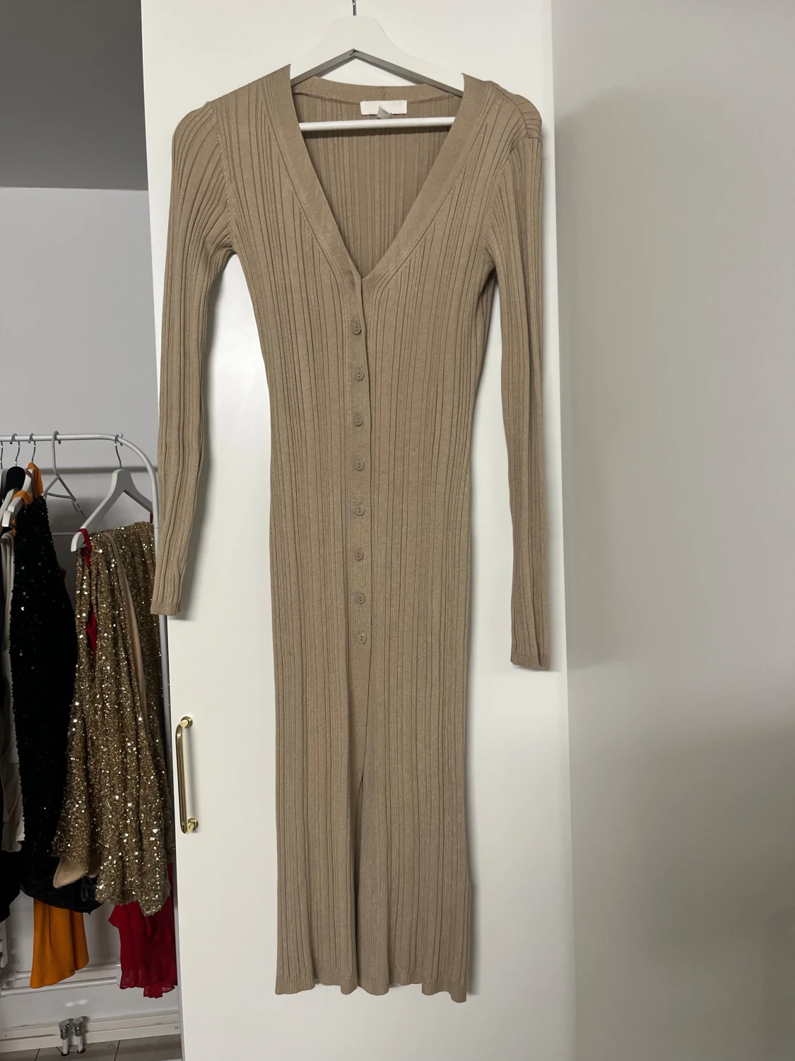 Beige ribbad långklänning med knappar