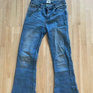 Blå flare jeans från 157, strl 160 - Snygga blå jeans från 157 i modellen Skippy Flare, utsvängda ben och normal passform. Tillverkade i mjukt denimtyg med ljus tvätt. 🩷🩷