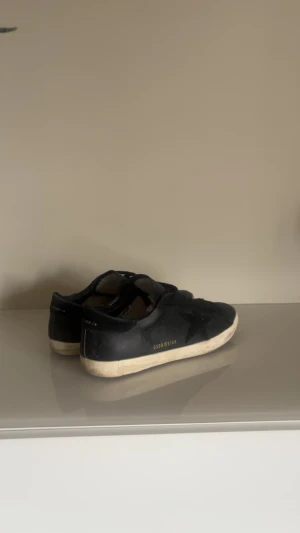 Sneakers  - Säljer eftersom dom inte används. Storleken är 41. Skicket är 9/10 då det använts sparsamt under kort period. 