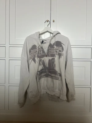 Billie Eilish hoodie - Säljer min Billie eilish hoodie💕Den har blivit lite smutsig men den är ändå i bra skick 💕