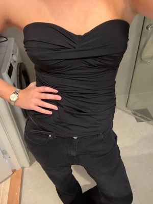 Svart bandeau tubtopp med drapering - Storlek L men mycket mindre i storlek 
