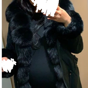 Garoff jacka - I använt men jätte bra skick, fräsch och fin.  Med avtagbar päls Ny pris 5999, säljer för 350 då den är för stor för mig och behöver bli av med den 