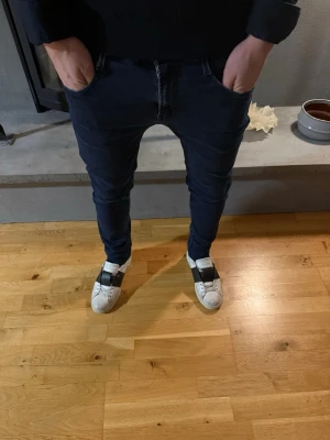 Replay anbass jeans - Snygga mörkblå Replay anbass i mörkblå färg. Byxorna är ej använda och är i riktigt bra skick! Skriv för fler frågor eller funderingar🙌