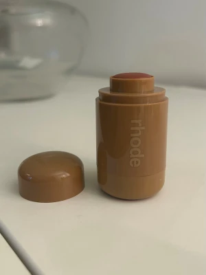 Rhode Pocket Blush Sleepy Girl - Rhode Pocket Blush i nyansen Sleepy Girl. Testad. 