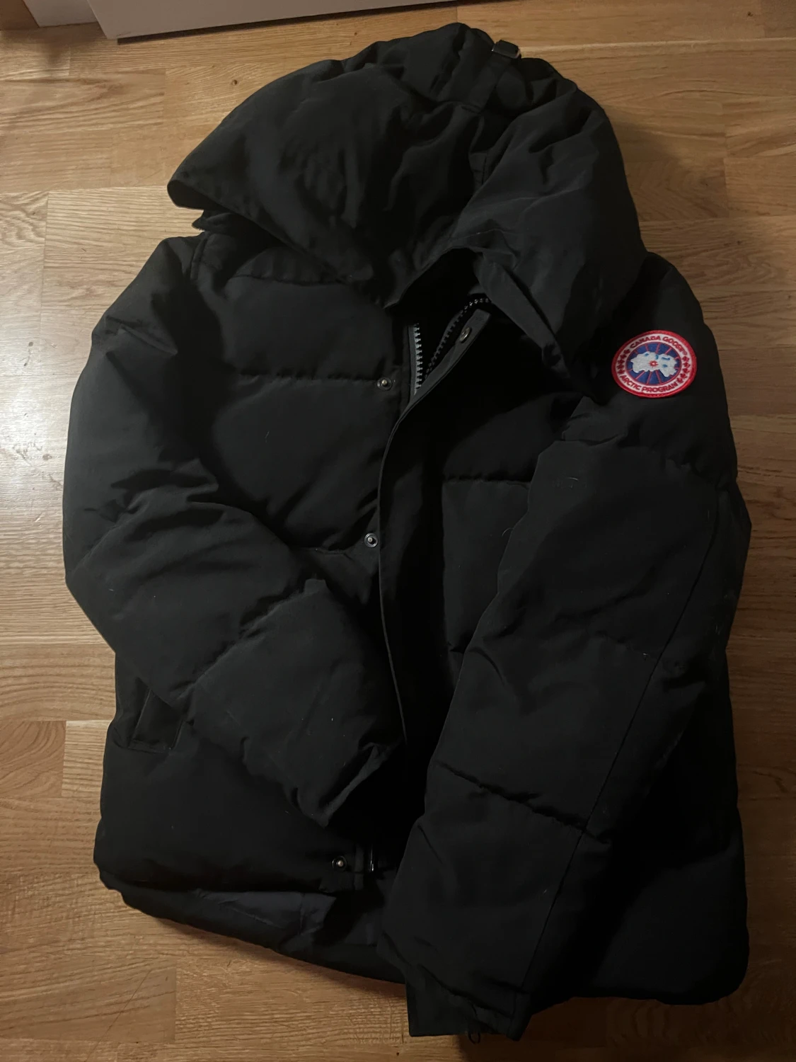 Svart pufferjacka från Canada Goose XS