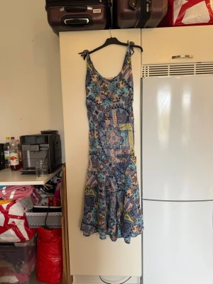 Odd molly klänning  - Säljer en supersnygg lång klänning med en blå bottenfärg. Klänningen har snygga färgglada detaljer. Från märket Odd Molly. Storlek 3 som enligt deras storleksguide motsvarar en L. Mycket fint skick, jag hittar inga synliga anmärkningar eller defekter. 