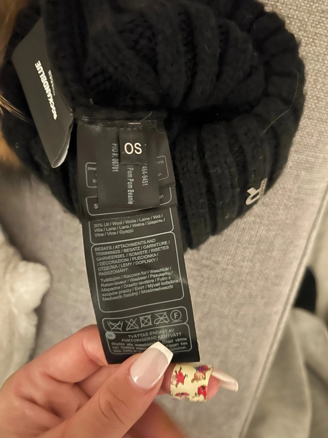 Svart mössa med pälsboll från Rockandblue - 2