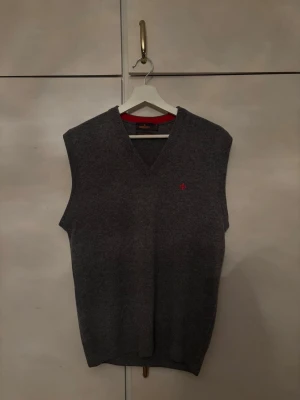 Stickad Morris väst  - Säljer nu denna gråa Morris väst i mycket bra skick!