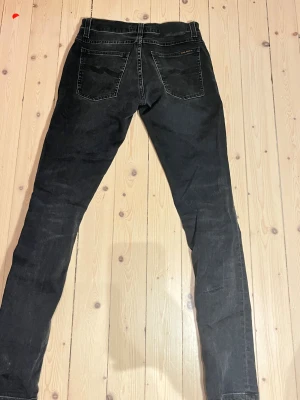 Nudie jeans - Säljer nu mina svart nudie jeans som tyvärr blivit för små! Dem är mycket bra skick, storlek W29 L32 och dom är slim fit och modellen heter Tight terry. inga slitningar och så vidare, priset är ej hugget i sten!