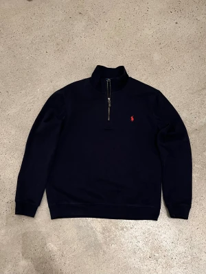 Ralph lauren halv zip  - Fin halv zip ifrån Ralph lauren i mycket bra material. Hör av dig vid frågor!