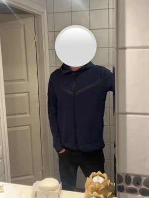 Blå Nike tech fleece M - Säljer en äkta och fin nike tech fleece som sitter riktigt bra! Inköpt från JD 2 år sedan.