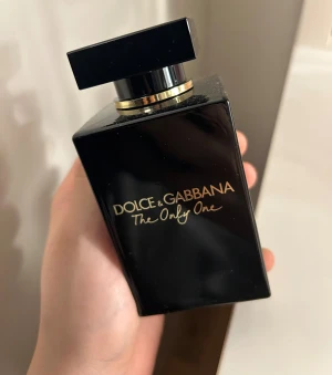 Dolce & Gabbana The Only One - Eau de Parfum Intense, 100 ml. Lyxig flaska som sticker ut i samlingen. Tillverkad i Italien. Perfekt för dig som vill ha något unikt och trendigt. Den är nästan helt ny jag har knappt använt den. Nypris ligger runt 2000 kr, säljer den för 1100kr men priset kan diskuteras. 