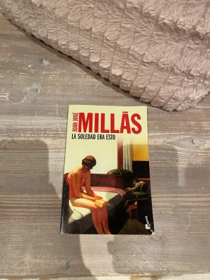 La soledad era esto - Bok på spanska använt för Spanska 1, kurslitteratur. 