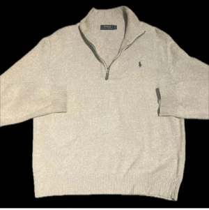 Ralph Lauren bundle - Säljer dessa tre Ralph lauren tröjor i storlek S på de två sista  och första M. Du får alla tre tröjor tillsammans men går att köpa separat om de skulle viljas. Såklart är de äkta. Pris är inte hugget i sten och går att sänka  en del. Säljs så billigt på grund av att de annars bara ligger i garderoben.