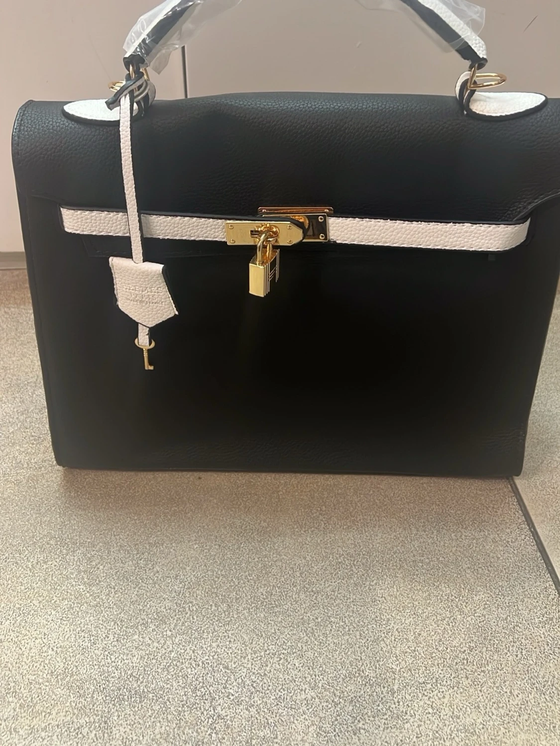 Brun quiltad handväska med nitar