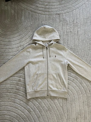 Ralph Lauren Tracksuit set beige NY SKICK - NY SKICK ralph lauren tracksuit set köpt ifrån Care of Carl för ca 4000kr beställningskvitto finns naturligtvis. Endast använd 1 gång byxorna är strl L och koftan strl M. Köpte en storlek större byxor pga ralph lauren oftare har lite tightare byxor. Du kommer inte ångra köpet helt nytt