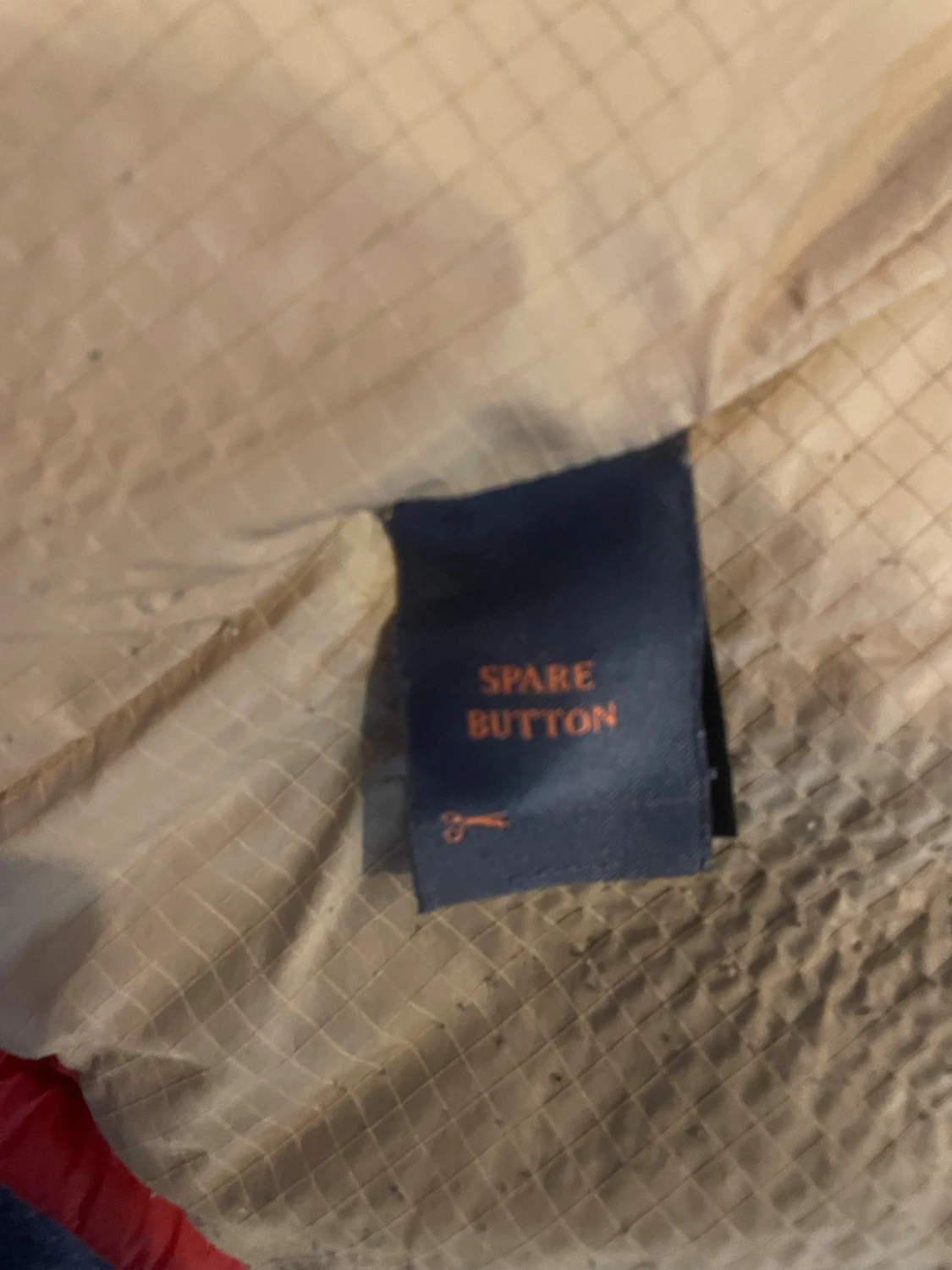 Röd dunjacka från Morris, Small men passar mig som är medium. Västen säljes nt längre i butik därav priset Medium - 1