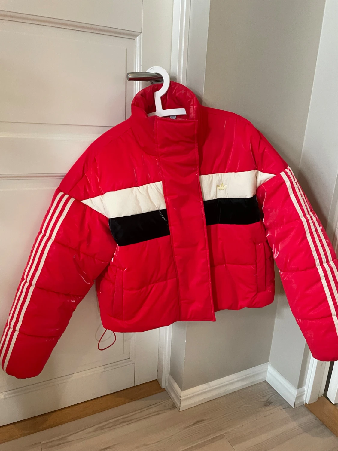 Röd pufferjacka från Adidas, M