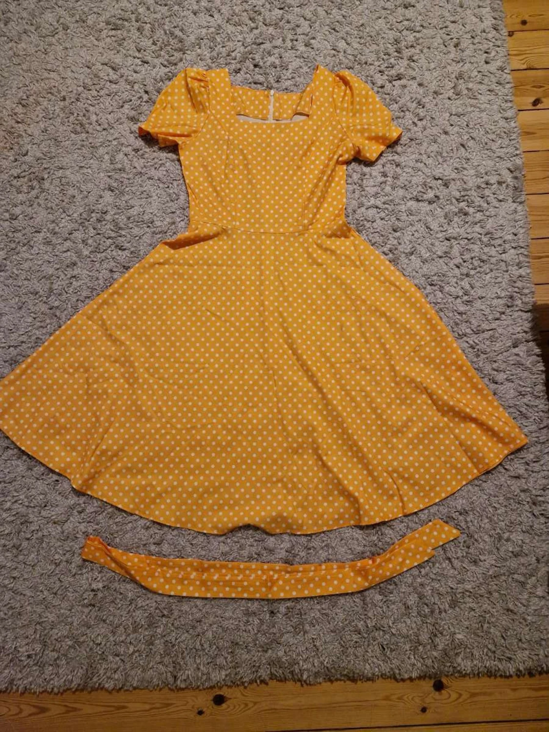 Gul polka dot klänning