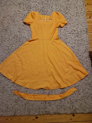Gul polka dot klänning - Gul polka dot klänning, använd kanske 2 gånger och storlek S