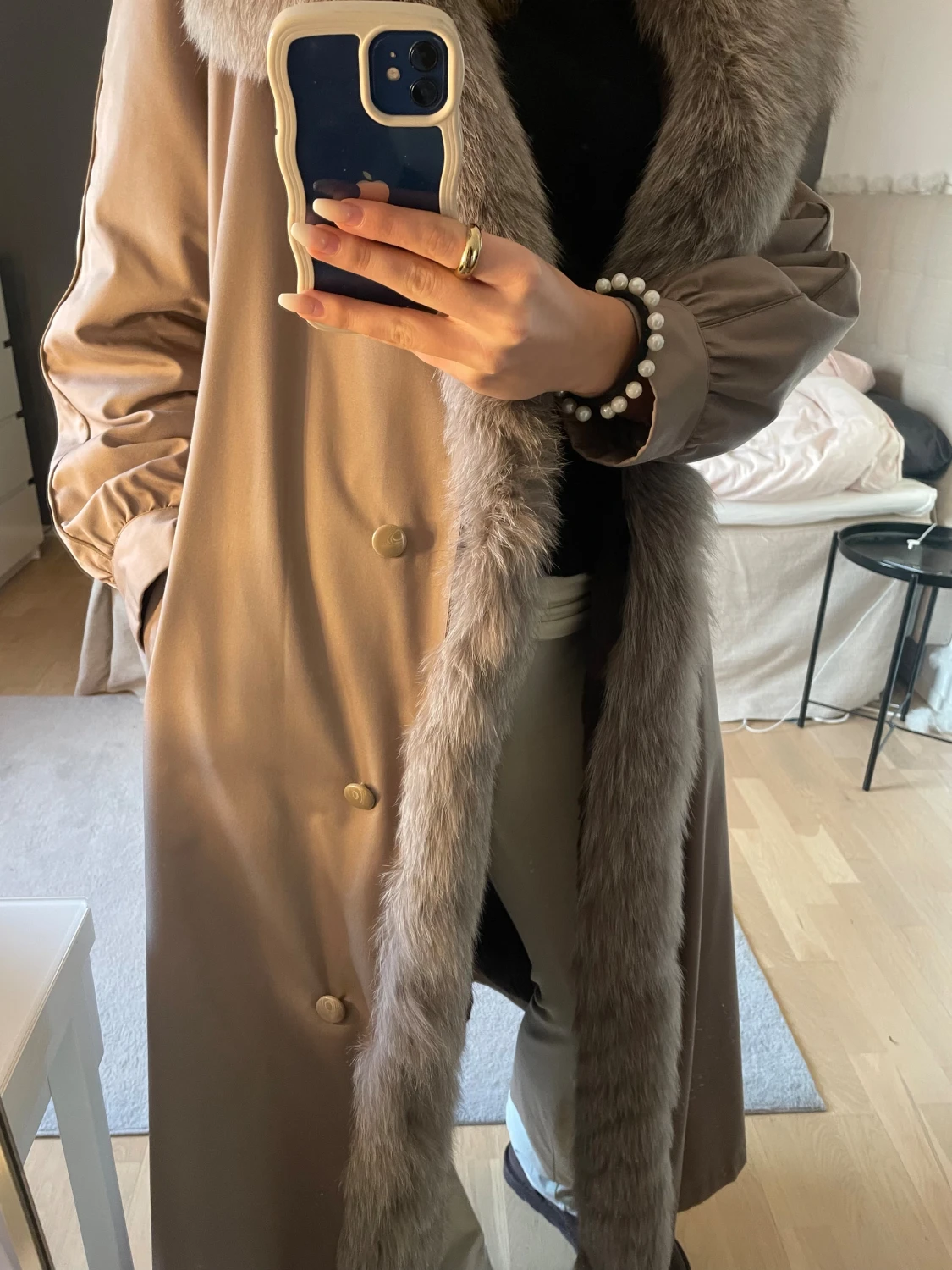 Beige lång kappa med pälsdetaljer - 4