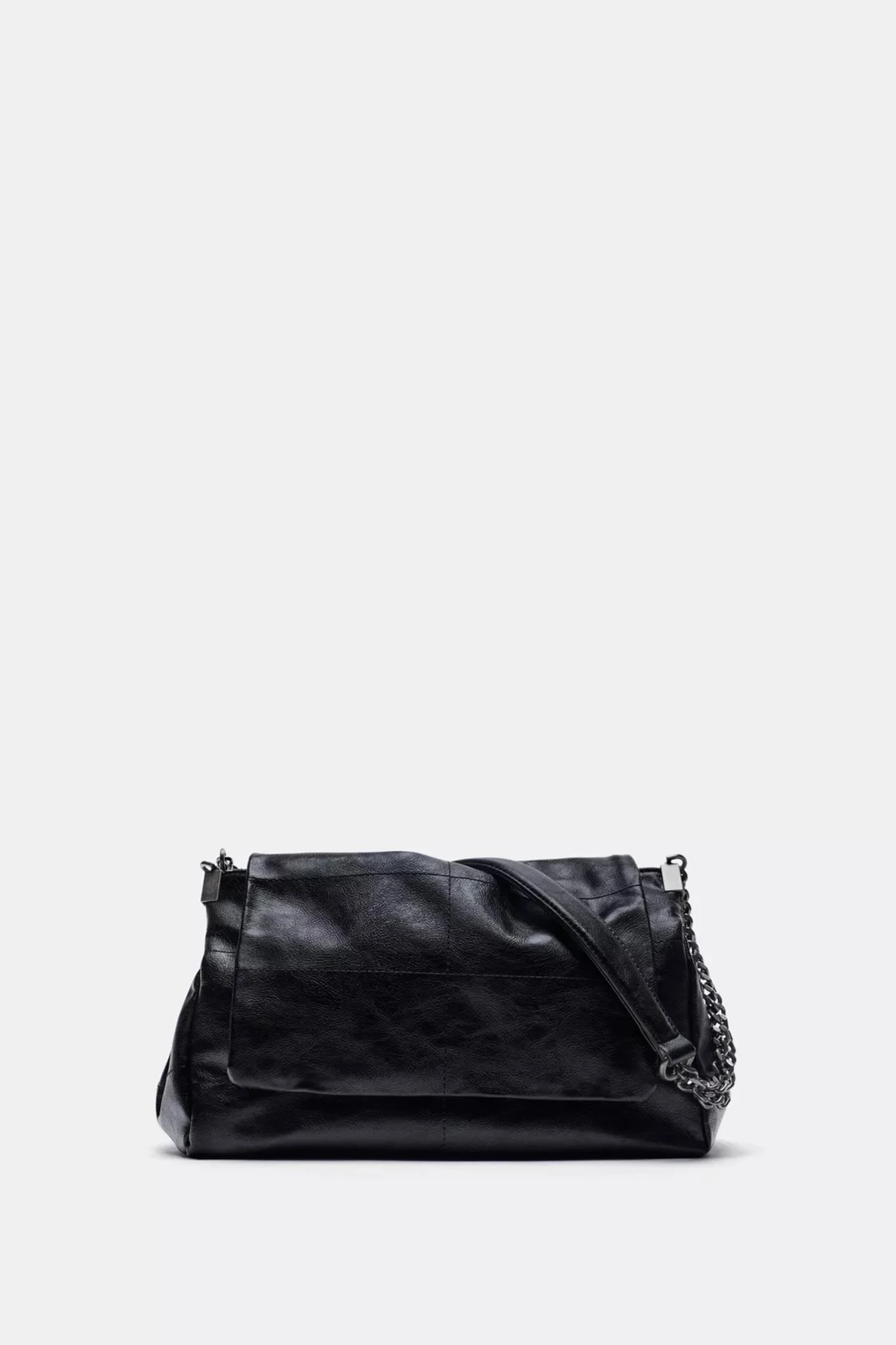 Svart axelväska i skinn med kedja