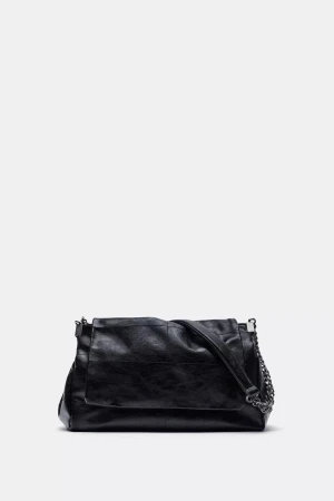 Svart axelväska i skinn med kedja - Stilren svart axelväska i mjukt skinn med bred lock och cool kedjedetalj på axelremmen. Väskan har dragkedja upptill och rymligt fack för dina essentials. Perfekt storlek för att ha med sig allt man behöver och ger en edgy vibe till din outfit. Knappasy använd då den inte är min stil