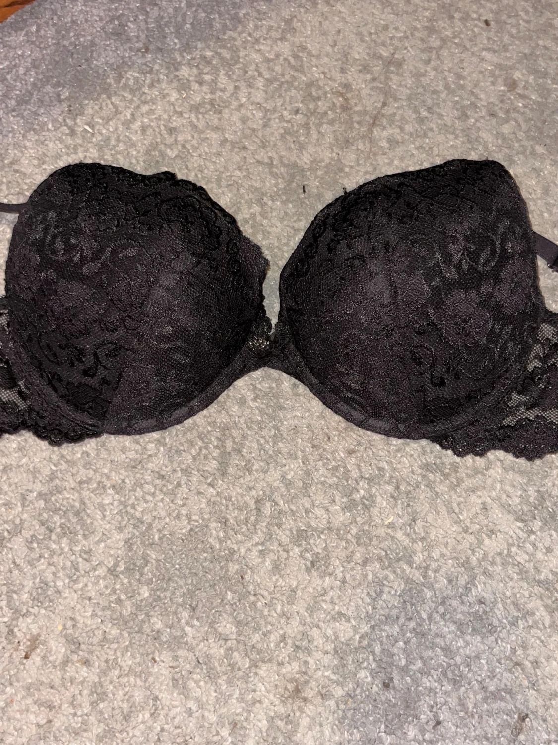 Svart spetsmönstrad bh 85C