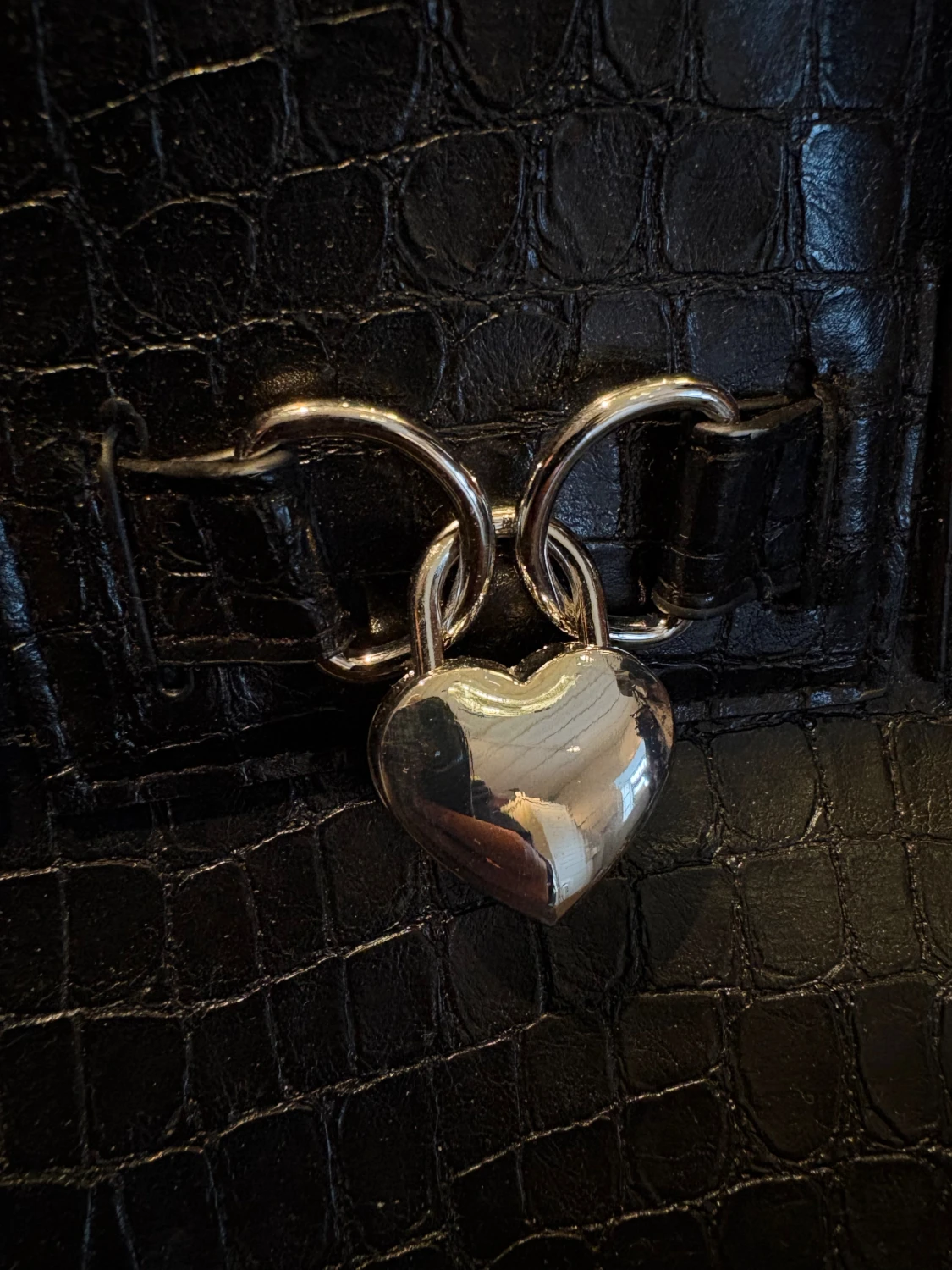 Svart handväska med hjärtdetalj från Monki NY med lapp - 1