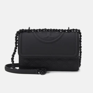 Tory burch väska - Säljer min tory burch väska som är i perfekt skick. Etiketten och dustbag följer med. Fick den i present juli 2023 därav inget kvitto. I jätte fint skick. Endast seriösa köpare, priset kan även diskuteras. Erbjud ej någon summa runt 3000kr, det kommer bli nekad direkt.