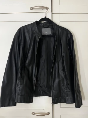 Svart skinnjacka från Only Carmakoma - Oanvänd!!