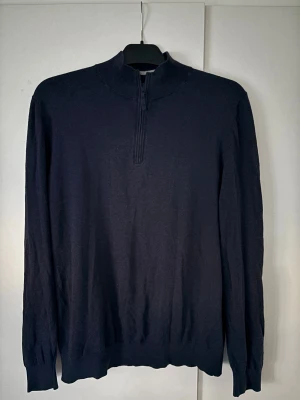 Alan Paine half zip Kashmir tröja - Sjukt snygg, unik och skön Alan Paine half Zip i storlek 50 (m) säljes). Väldigt eftertraktad och sitter perfekt på. Grymt skick, inga hål eller fläckar! Tveka inte vid minsta fråga eller fundering😊