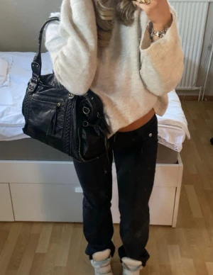 Svart handväska  - Så snygg väska, välanvänd som skolväska!!! Något smutsig inuti men påverkar ej användningen, skickar gärna bilder! Går gärna ner i pris vid snabb affär!!!