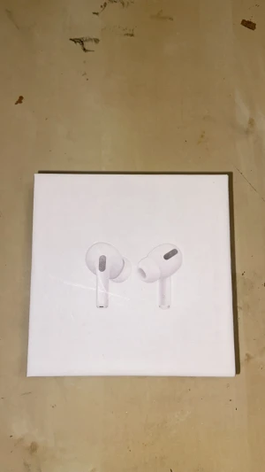 AirPods Pro - Apple AirPods Pro i mycket fint skick, komplett med originalförpackning, extra öronkuddar och laddkabel. Begränsad garanti gäller till januari 2026. Trådlösa hörlurar med aktiv brusreducering och hög ljudkvalitet. Perfekt för musik, samtal och träning.